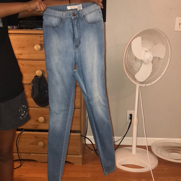 Vibrant Pants - Super highwaist jeans ripped in the back.